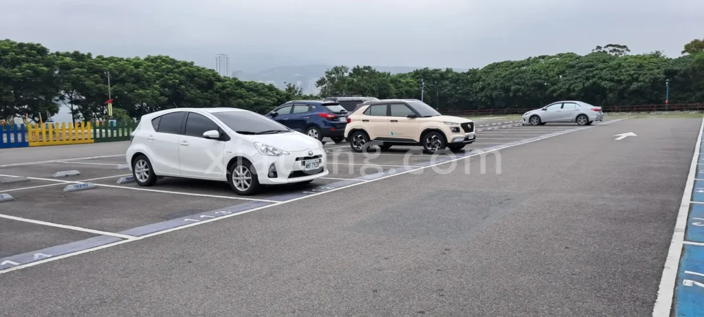 八里老街停車場