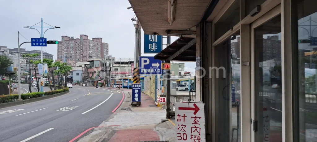 八里老街停車場
