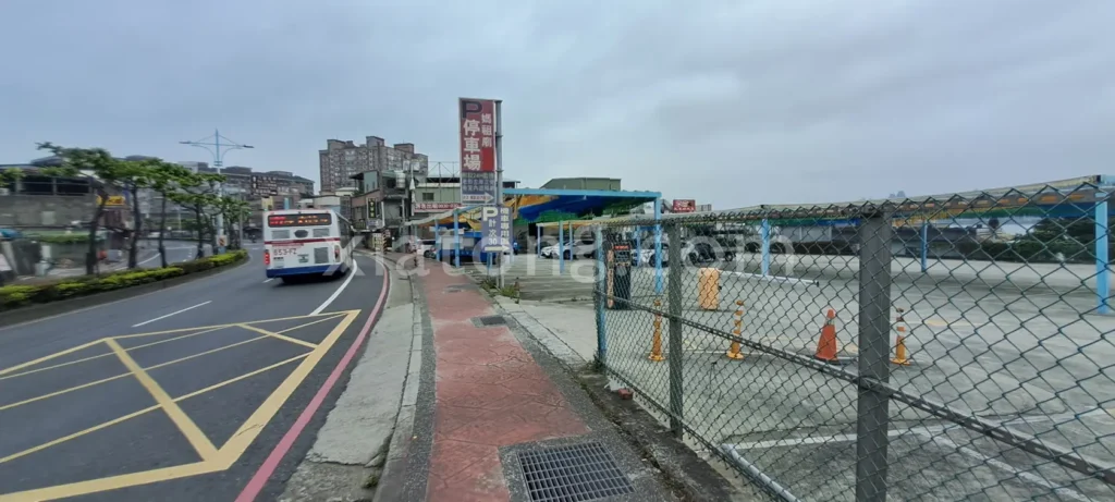 八里老街停車場