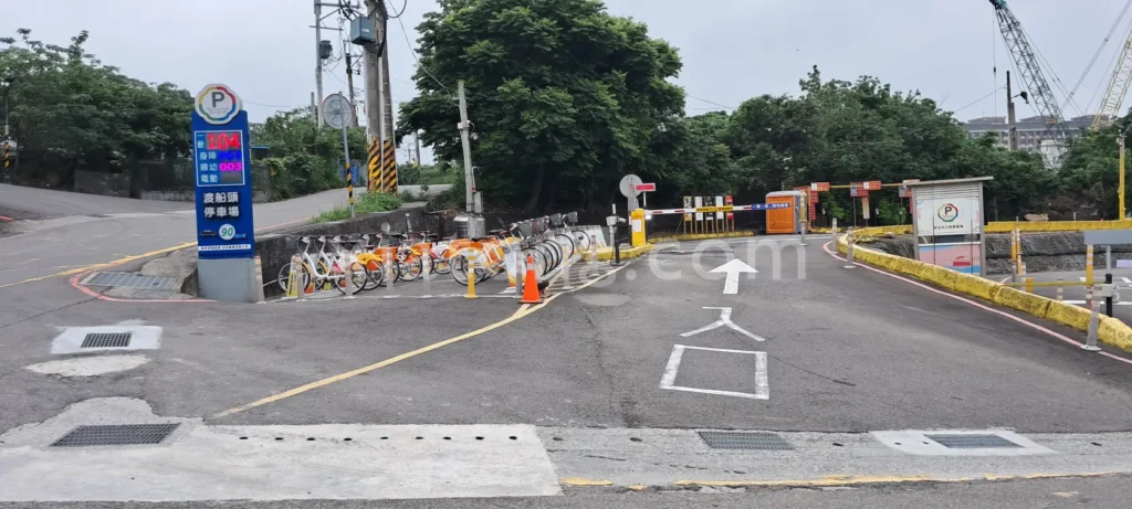 八里老街停車場