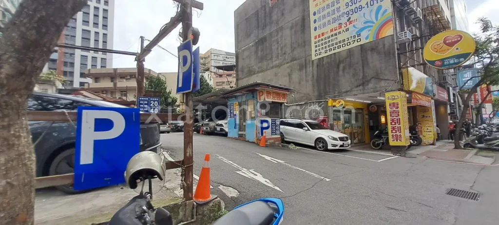 樂華夜市停車場裡的永和樂華停車場