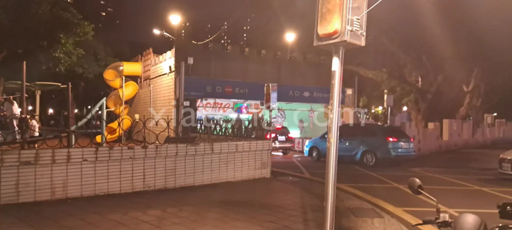 樂華夜市停車場裡的永和仁愛公園地下停車場