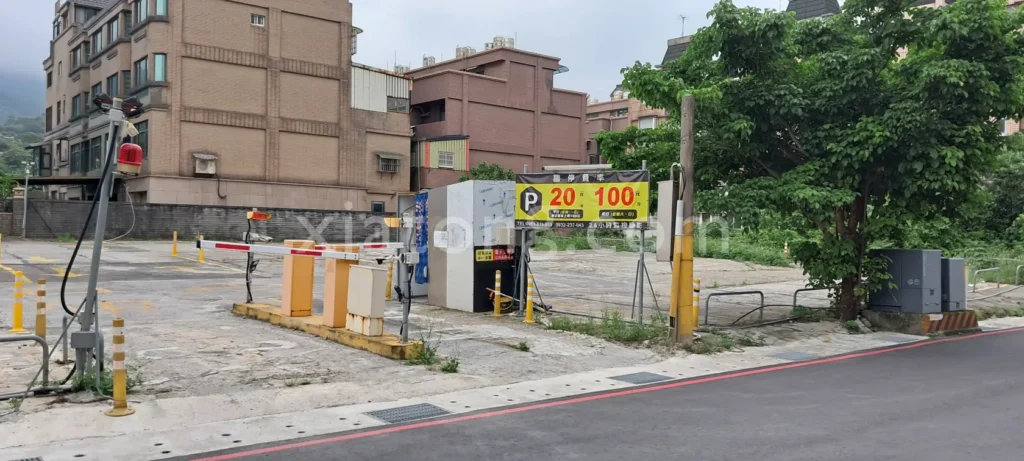 八里左岸停車場裡的USPACE 八里左岸停車場