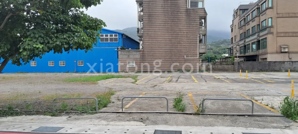 八里左岸停車場裡的USPACE 八里左岸停車場