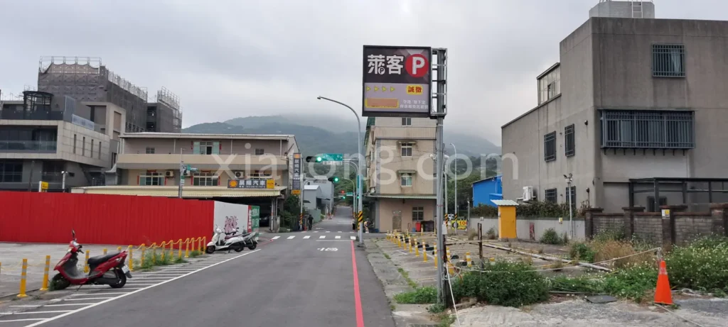八里左岸停車場裡的萊客八里場停車場