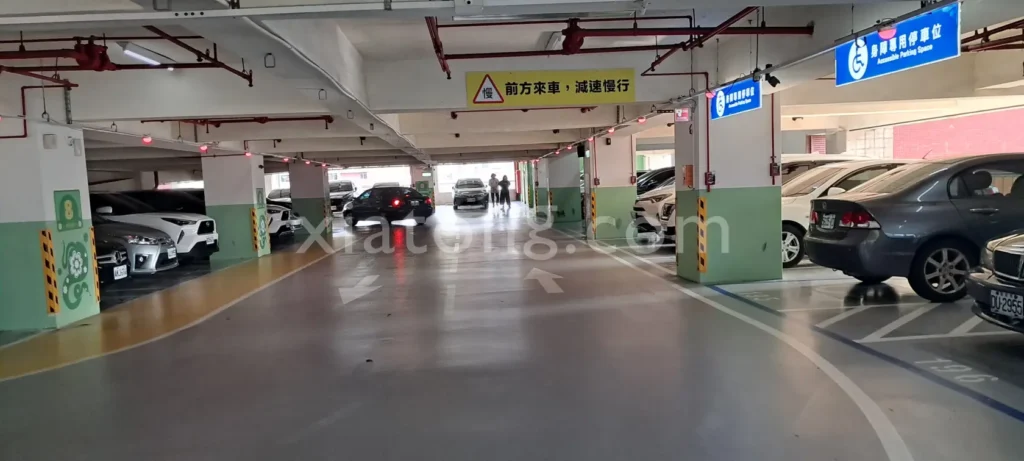 基隆夜市停車場裡的信二立體停車場