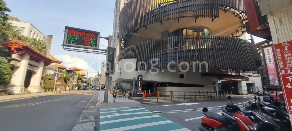 基隆夜市停車場裡的信二立體停車場