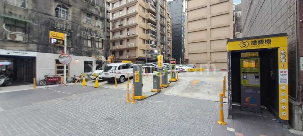 基隆夜市停車場裡的CITY PARKING基隆信四站停車場
