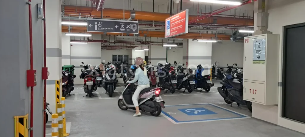 西門町停車場裡的福星社會住宅地下停車場