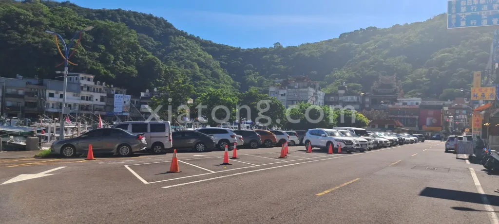 南方澳停車場裡的南方澳漁港南天宮前停車場
